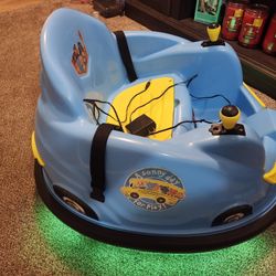 CoComelon Bumper Car 6V, Funciona con Pilas, Paseo Eléctrico para Niños