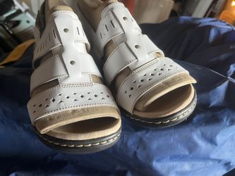 👡 Brand New Clarks Lexi Qwin White Leather Sandals – Size 8XW – Never Worn! ☁️