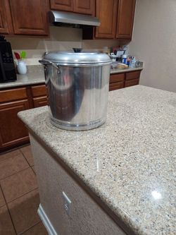 Large Stainless Steel Stock Pot with Lid. Perfect for steaming tamales.