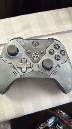Xbox One Gears 5 Kait Diaz Limited Edition wireless controller