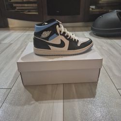 Air Jordan 1 mid university black and white