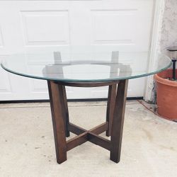 Dining Table In Excellent Condition 
