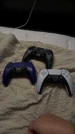 PS5 DualSense Controllers – Lot of 3