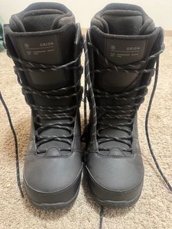 Snowboard boots