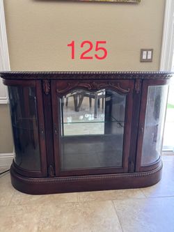 Glass display case in excellent condition