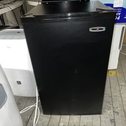 New Snack Mate Mini Refrigerator 