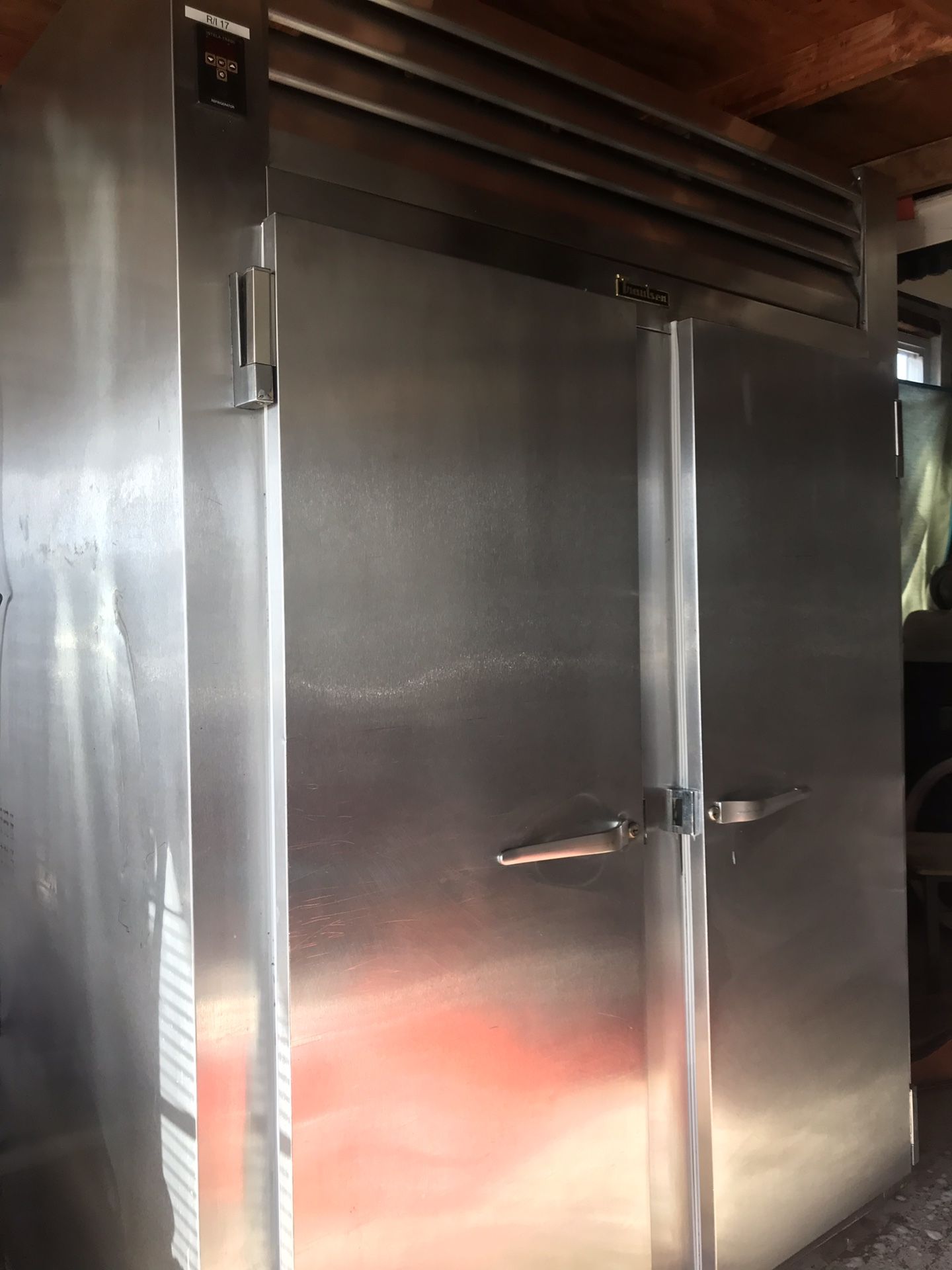 Comercial refrigerator