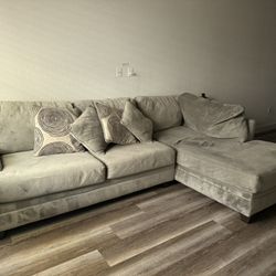 🛋️ Gray Sectional Sofa (2-Piece) w/ Pillows – $300 (CASH ONLY) 🛋️