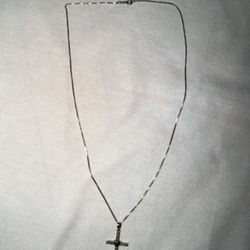 Ladies gorgeous STERLING SILVER diamond cross necklace 1.24 grams 