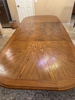 Excellent condition oak wood has two leaf 95” lengths 42” wide no scratches at all like new asking $250 OBO