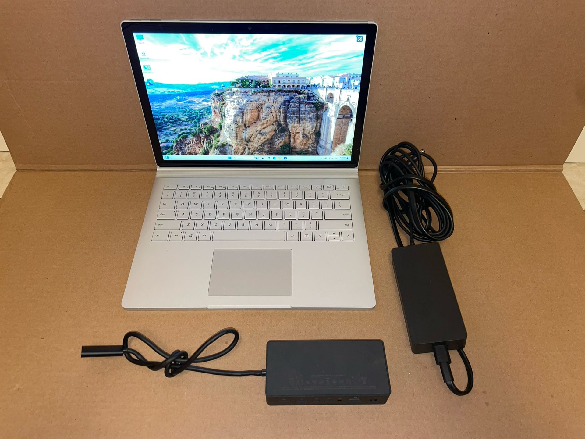 Microsoft Surface Book 2 13.5”. Core i7-8650 @ 1.90GHz. 8GB. 256GB. 2GB GTX 1050