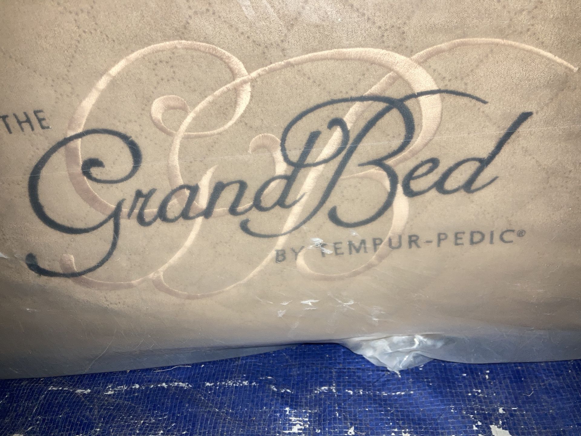 Tempur-pedic grande 14 inch thick memory foam mattress with Box springs. Brand new condition in plastic