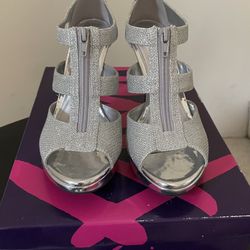 Like-New Layla Silver 4” Heels Ladies Formal Shoes (Size: 7/1/2)