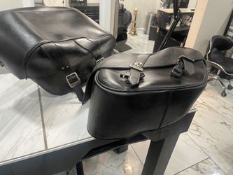 Triumph Thunderbird Storm saddlebags.