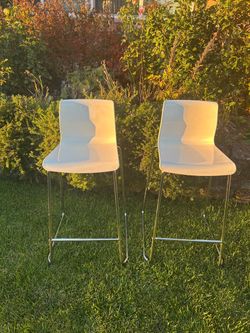 Set of 2 White Bar Stools with Chrome Legs