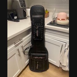 Guitar carrying case with backpack straps