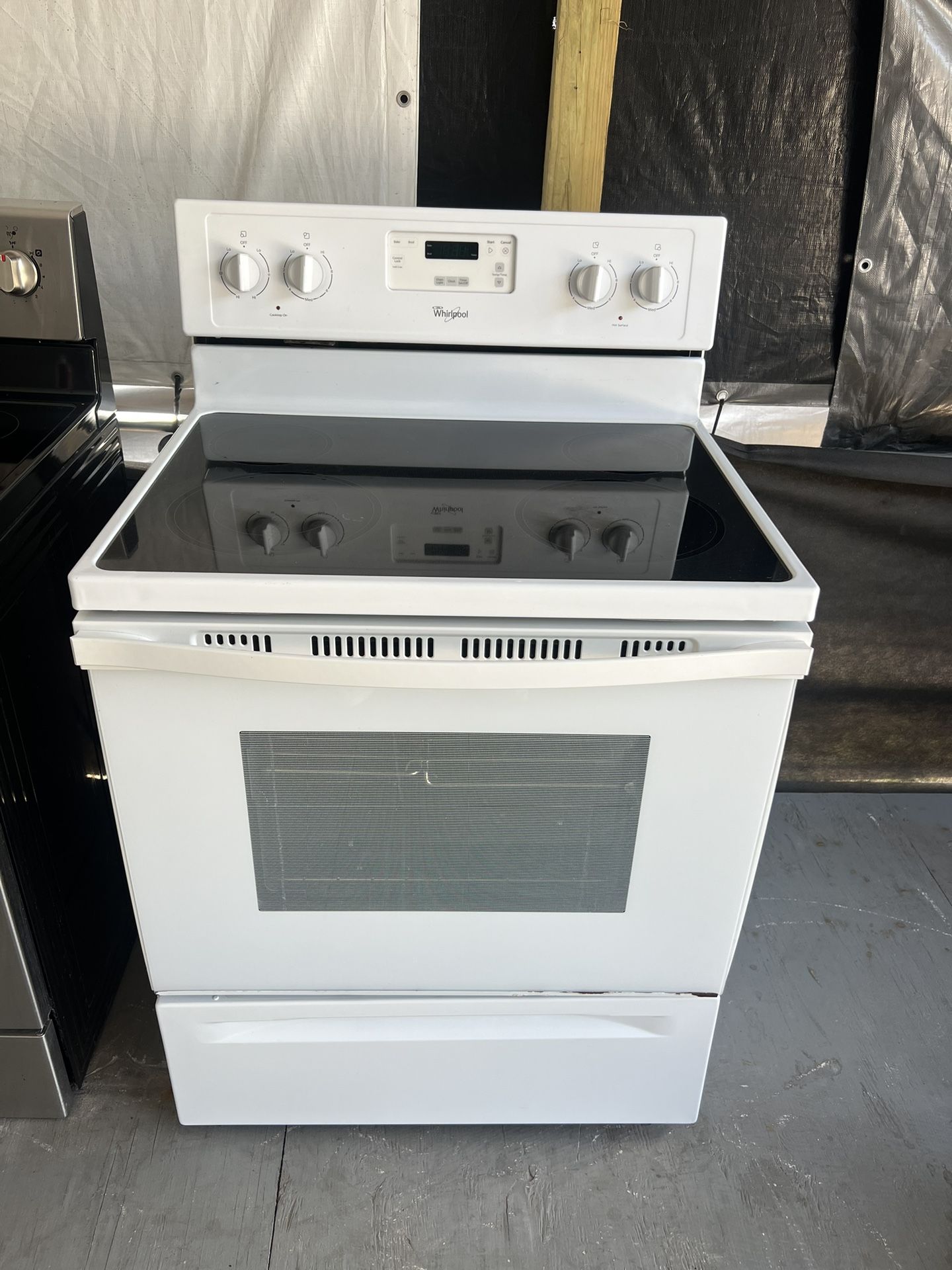 Whirlpool Glasstop Stove   60 day warranty/ Located at:📍5415 Carmack Rd Tampa Fl 33610📍