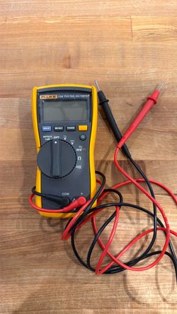 Fluke 114 CAT III 600 V True-RMS Electrical Multimeter W/ Leads