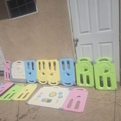 Playyard Colorfull 14 Pannels As New