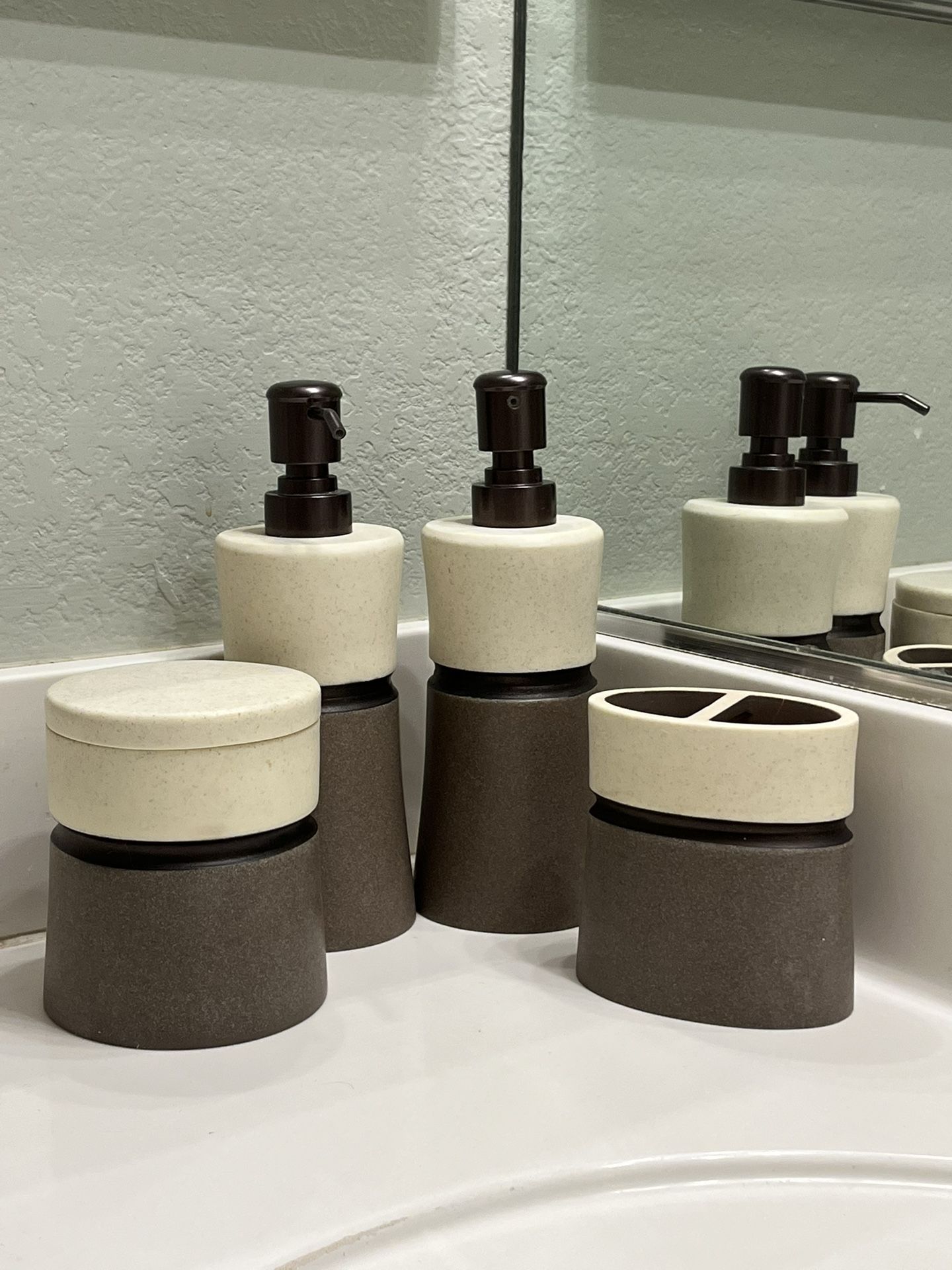Ceramic bath set
