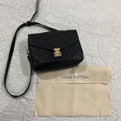 Crossbody Leather LV…. Black 🩷