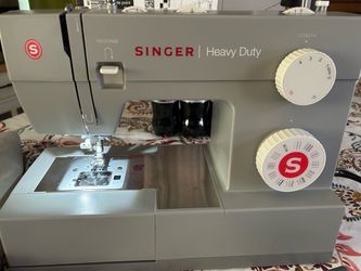 Singer Heavy Duty 4432 Sewing Machine - Great Condition!