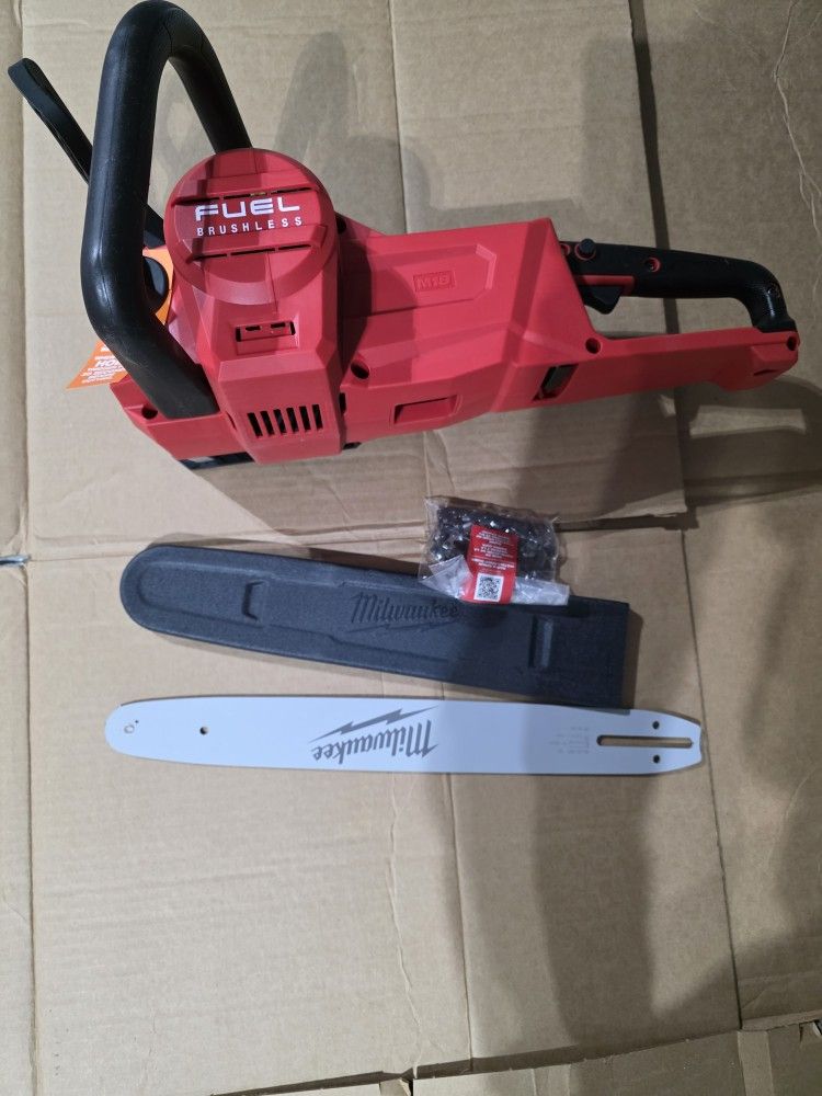 Milwaukee M18 Chainsaw  16"