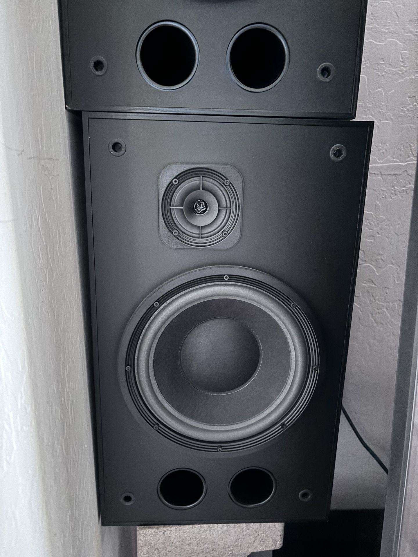 Pair of Bose interaudio 4000 speaker