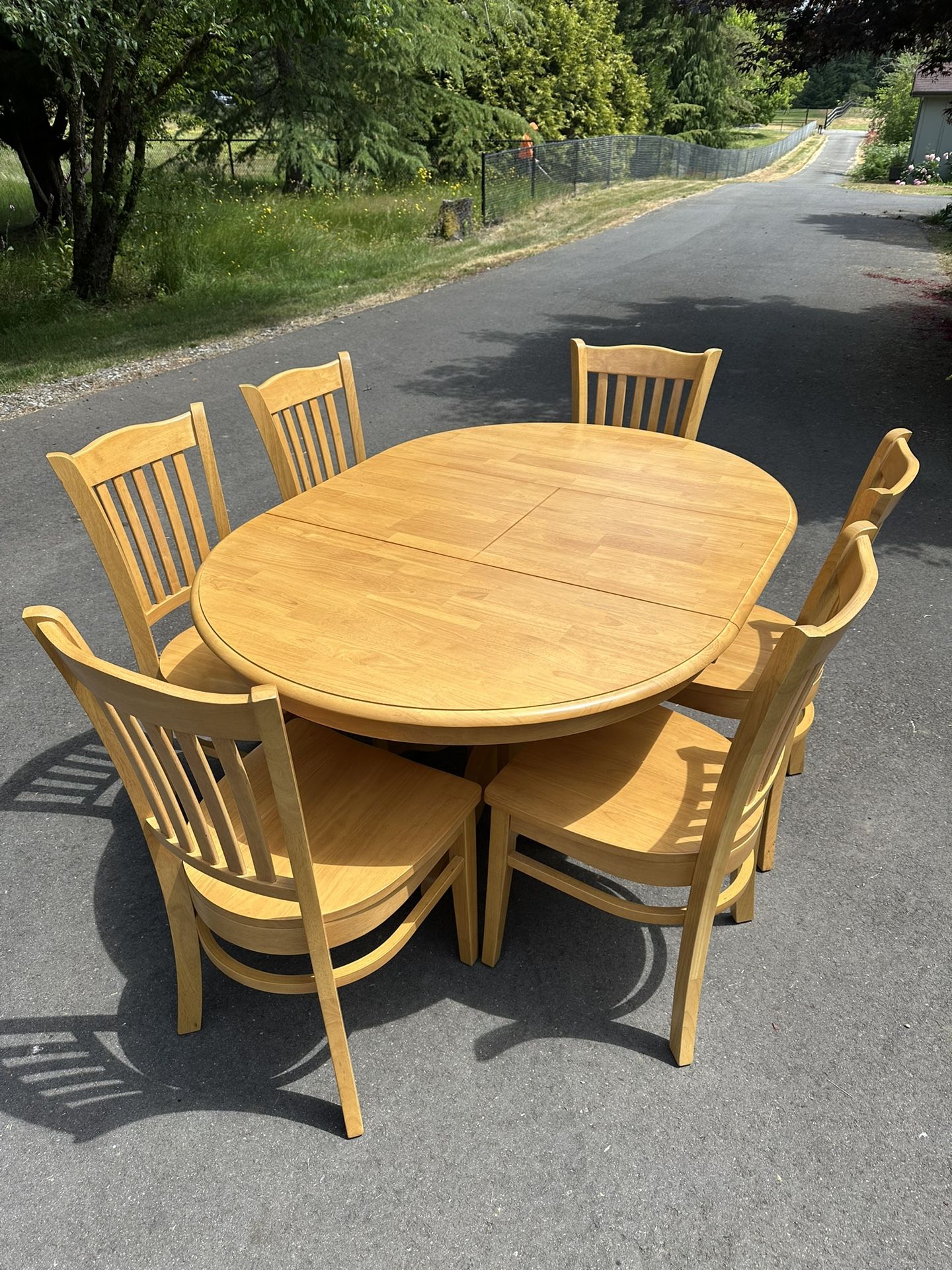 Kitchen Table W/ 6 Chairs. Expandable