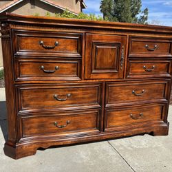 Solid Wood 8 Drawer Dresser Chest Of Drawers Furniture Great Condition