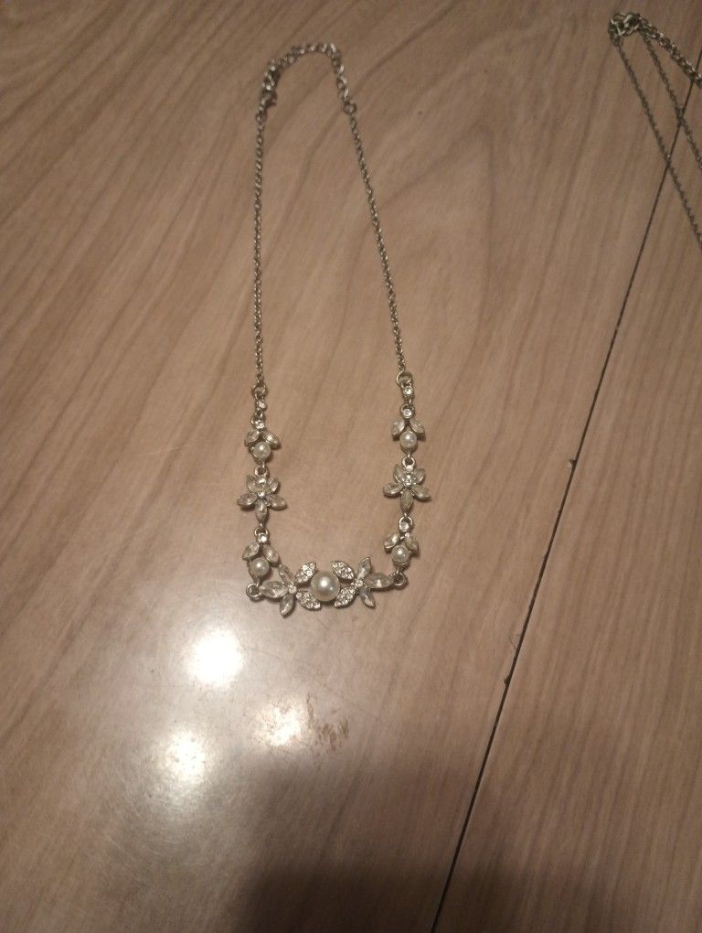 Clear Flower With Pearls Necklace