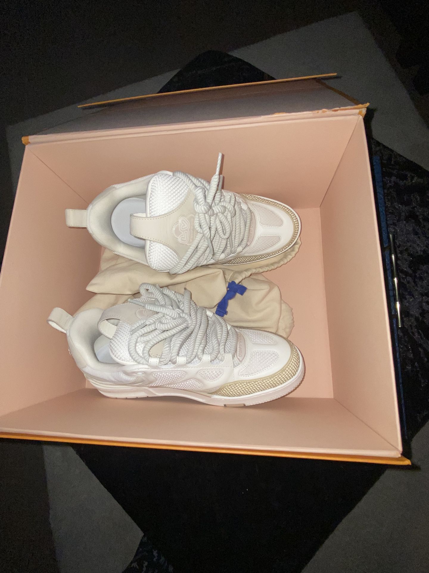 lv skates beige