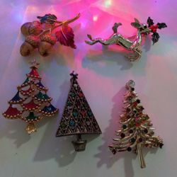 22 Pieces Of Vintage Jewerly. nice!