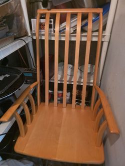 Rocking chair with leg support