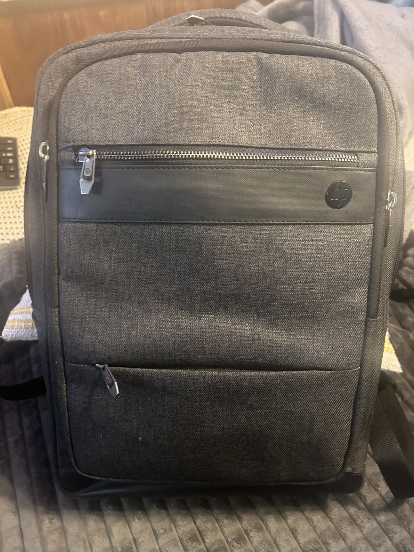HP Executive 👨‍💼 Laptop Back Pack W/ Exterior To Interior USB Plug ( Price Reduced 15$)
