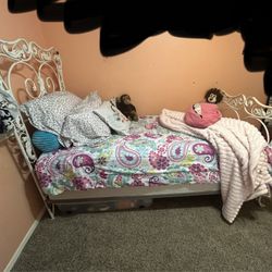 Twin Size Bed With Metal Boxspring
