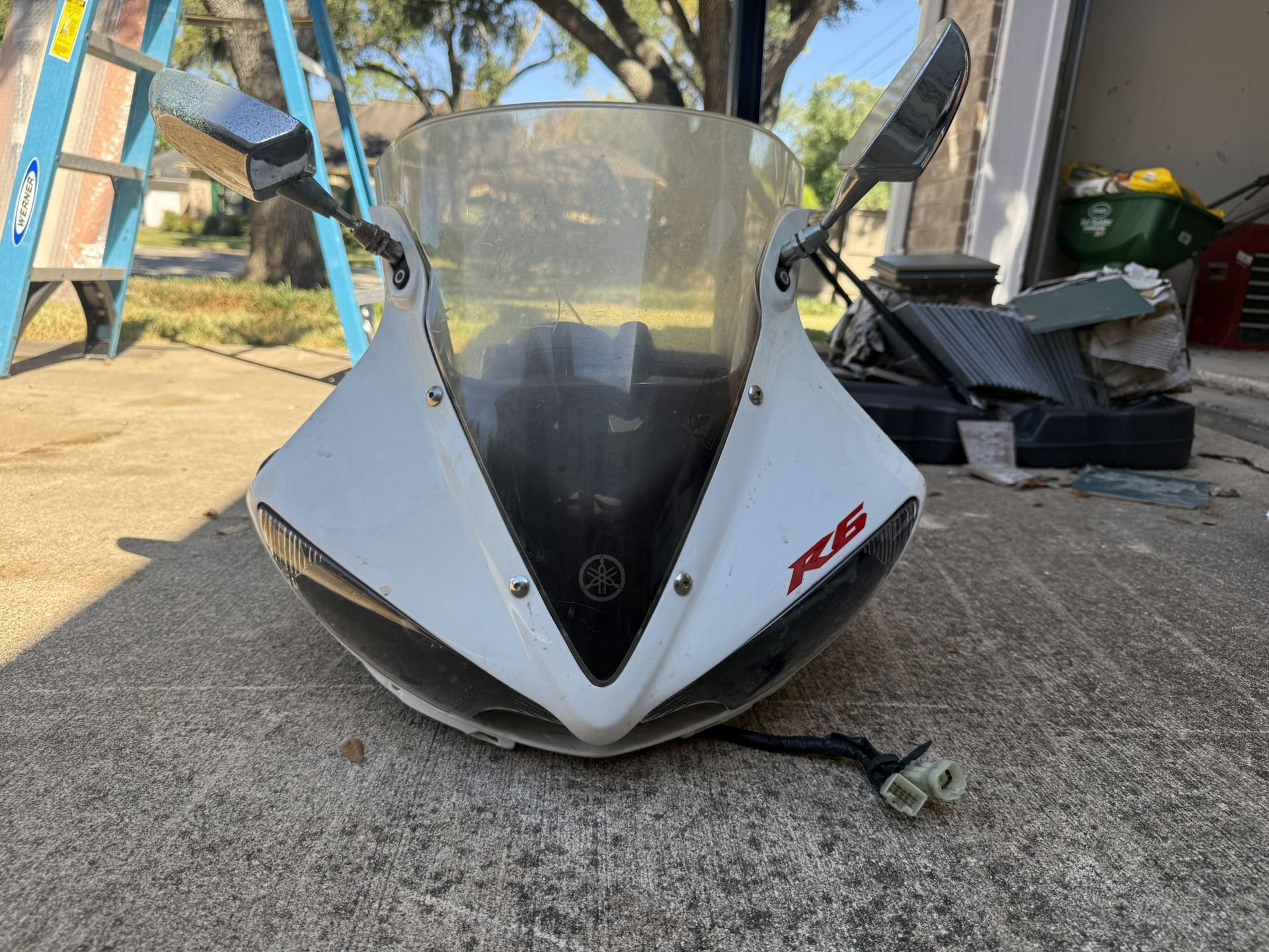 🏍️ Yamaha R6 Front Fairing Assembly – With Gauge Cluster, Mirrors