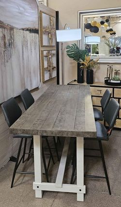 ***WHILE SUPPLIES LAST*** table and 4 Swivel Stool.