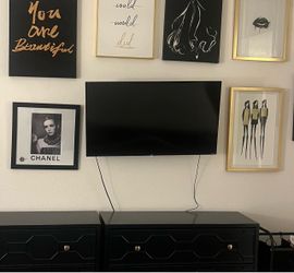 Roku Smart TV and wall mount