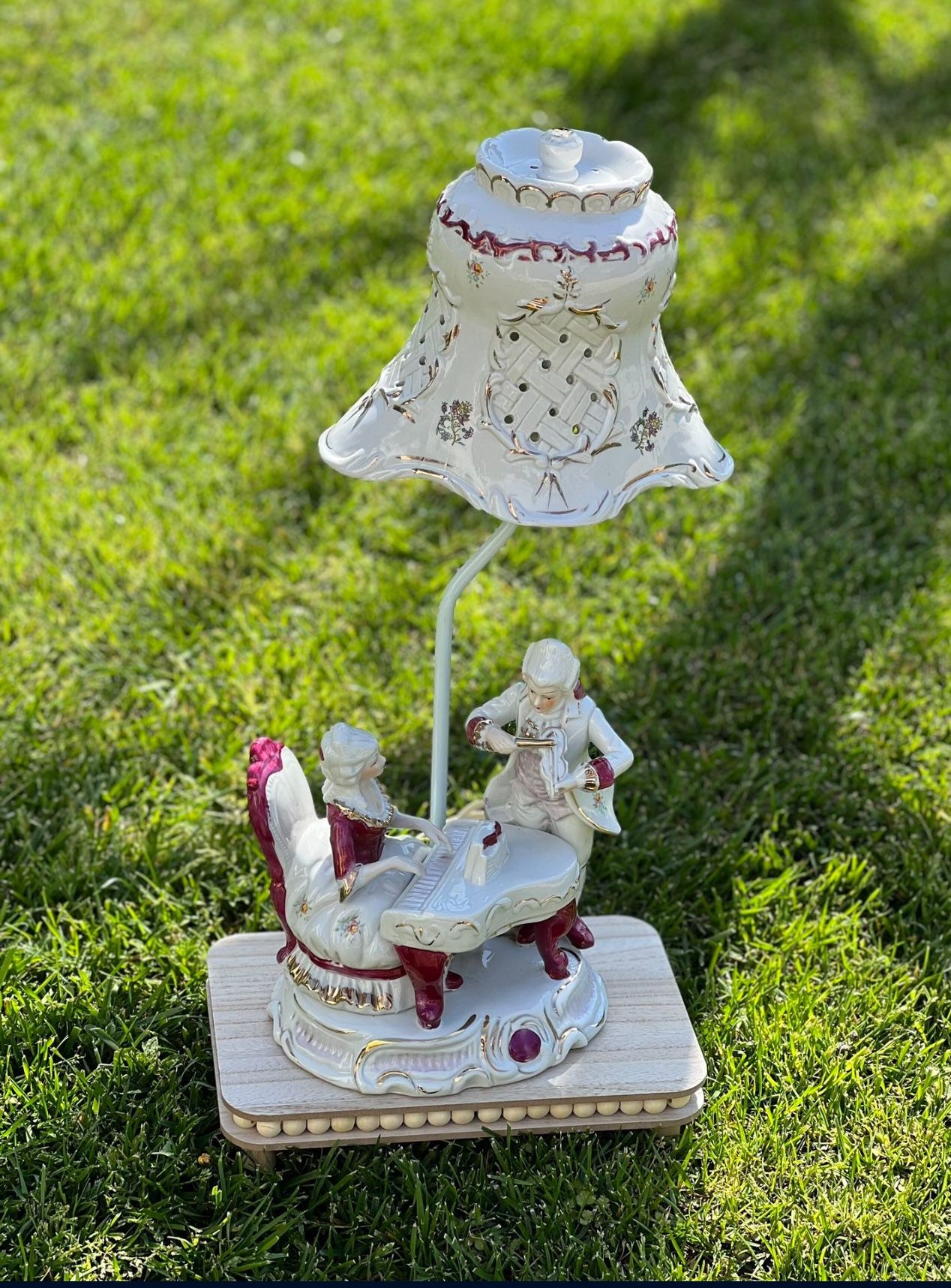 Vintage Victorian Porcelain Lamp