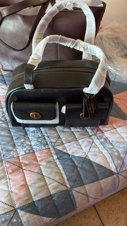 Bolsa coach nueba color negro es grande