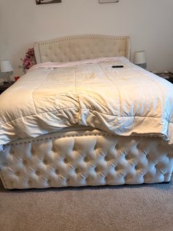 Queen bedframe