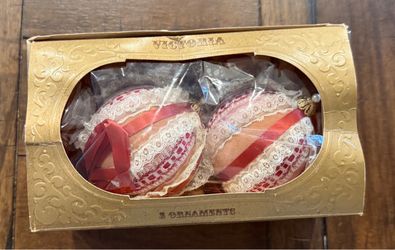 Vintage Victorian style pink/red laced round Christmas Ornaments, pack of 2