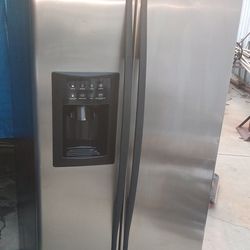 GE Profile Arctica Black & Stainless Steel Fridge/Everything Works Great! Just Missing A Bottom Bin!!