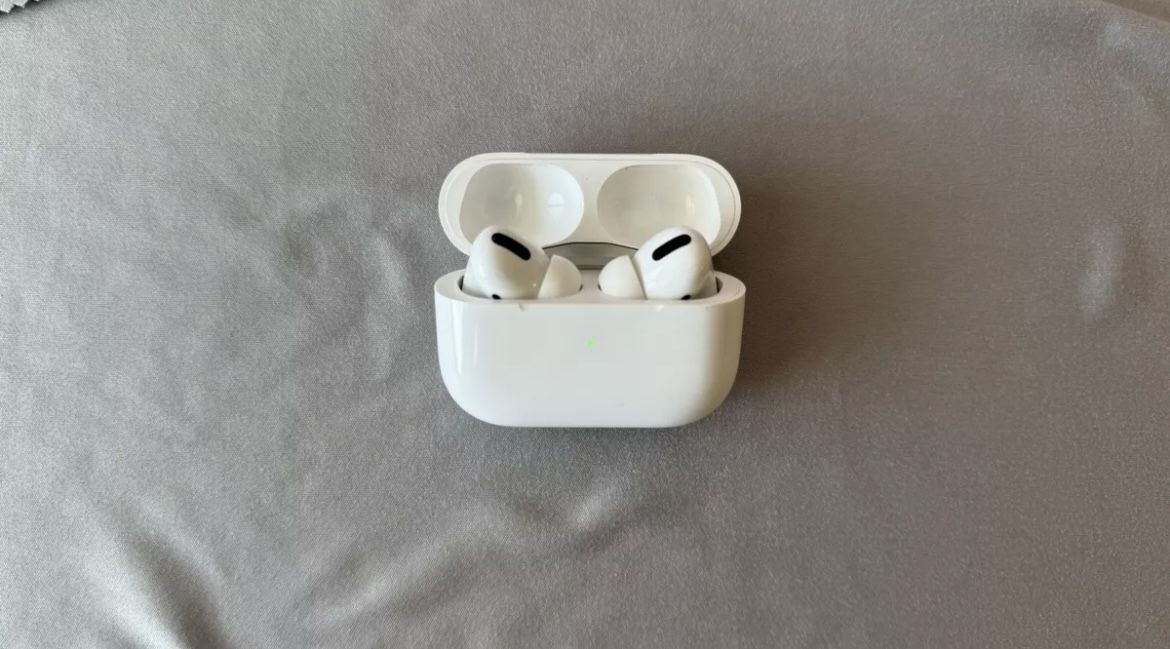 *SALE* Brand New Apple AirPods With Wireless Charging Case New Generation .