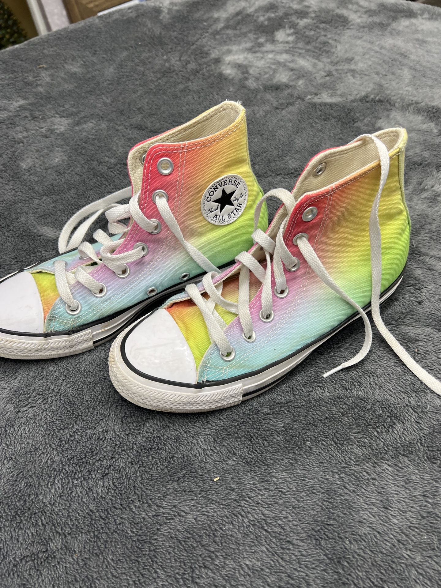 Converse All Star Unisex Shoes in good shape!  Men’s 4 or Women’s 6.  