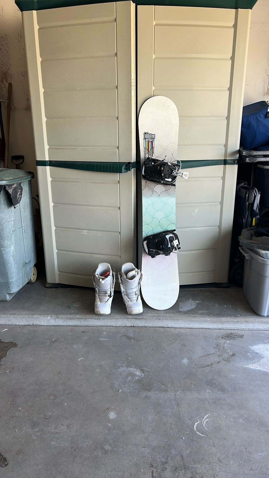 Flow Avenue Snowboard With Boots