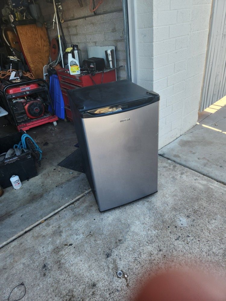 Whirlpool Mini Refrigerator 