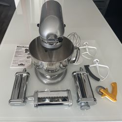 KitchenAid Artisan-Series 5 Quart-Tilt Head Stand Mixter-Stainless Steel Bowl-Metalic Chrome-3 Attachments-Accessories-Manual. 