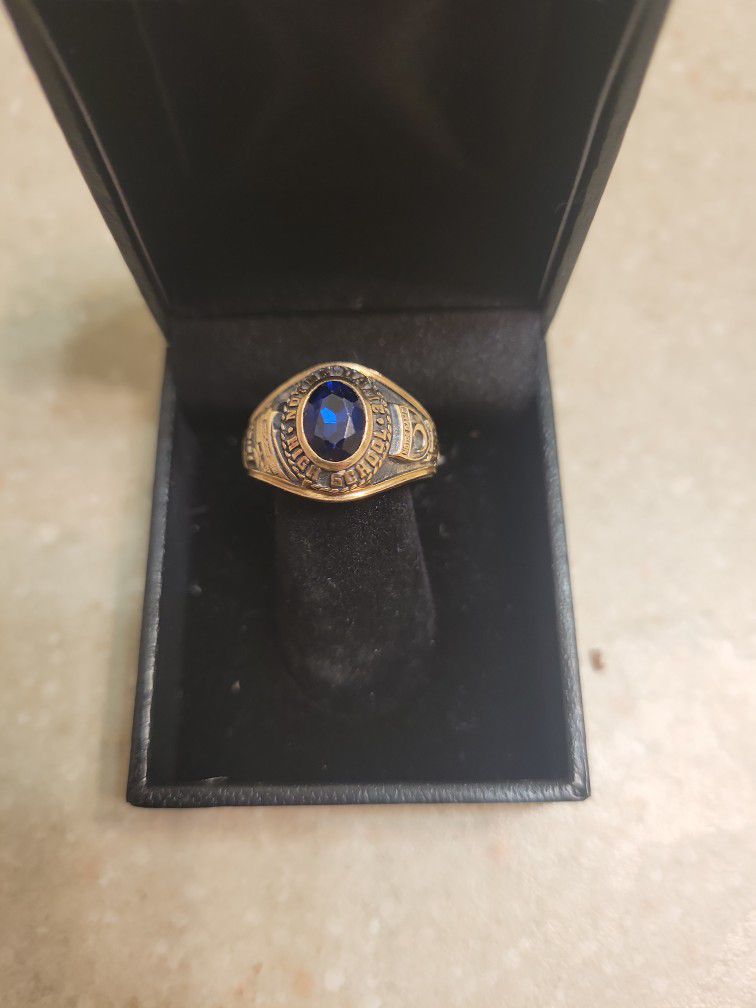10 K Gold Class Ring.  Weight Is 6.2 Grams 
